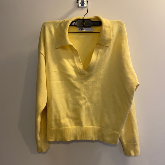 Zara open collar sweater in yellow in small - Picture 1 of 3